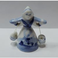 Статуэтка фарфоровая "Девушка с вёдрами" 80-е годы. Высота 5.5 см.