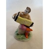 Статуэтка "Гармонист", роспись, фарфор, завод Дулёво.  С рубля!