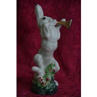 Статуэтка фарфоровая " Заяц с трубой"    ЛФЗ    ( целая )