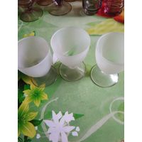 Винтажные 3 рюмки матовое стекло.