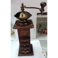 Кофемолка 30-40-е годы Германия. Высота 37 см. Дерево, латунь.