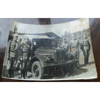 Фото Бойцы у доверенного им автомобиля