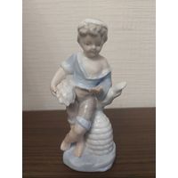 Фарфорлвая фигурка девочка