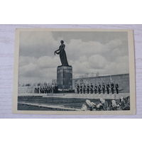 Уткин Б.(фото), Ленинград. Пискаревское кладбище; 1963, чистая.