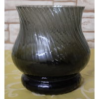 Стеклянная вазочка-букетница с дымчатым, темно-серым или оливково-черным оттенком.