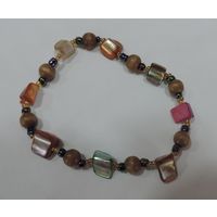 Браслет. Натуральный перламутр и др. Материалы. Длина 21 см. На резинке.