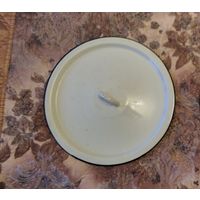 Крышка от кастрюли.