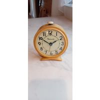 Часы будильник Витязь ссср