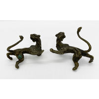 Пара бронзовых старинных стилизованных кошек. Деталь от подставки