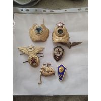 Значки одним  лотом порядка20 штук