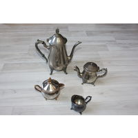 Винтажный чайно-кофейный набор, сервиз из четырех предметов, выполненный в классическом стиле.