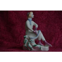 Статуэтка фарфоровая " Конькобежка "  ЗХК  Полонне  50- е  ЦЕЛАЯ