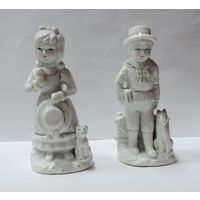 Статуэтки фарфоровые "Девочка с котом и мальчик с собакой" 80-90-е годы Европа. Высота 13.5 см. Целые, без реставрации.
