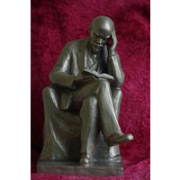 Статуэтка  " Ленин читает книгу  "    ( силумин )   высота 28 см ;  15 см х 18 см