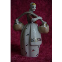 Статуэтка фарфоровая  " Девушка с коромыслом "  ЗХК Полонне