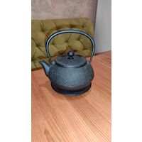Заварочный чайник на 700 мл чугун. В наборе подставка, ситечко и крышка. Хорошее состояние. Увесистый. Приятная цена, покупали дороже.