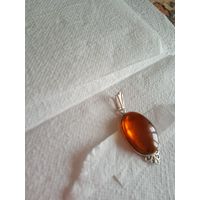 Серебряный кулон с янтарём