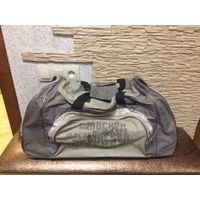 Большая спортивная сумка с выдвижной ручкой. Сумка очень большая и вместительная. Размер длина не меньше 60 см, ширина около 40 см. Сумка очень прочная, добротная.