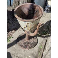 Чугунная уличная урна