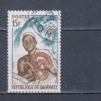 [2299] Дагомея 1963. Культура и быт.Мужчина с питоном.15 ф. Гашеная марка.