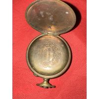 Корпус старинных карманных часов.