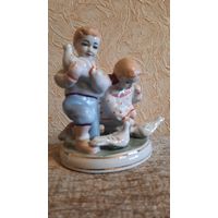Статуэтка фарфоровая "Дети кормят голубей". ЗХК ПОЛОННОЕ-ПЕРЕВЫСТАВЛЕННЫЙ ЛОТ