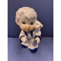 Статуэтка фарфор мальчик с котиком