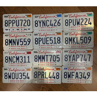 Автомобильный номеР США (штат Калифорния) два одинаковых номера, перед и зад.
