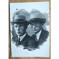 Фото двух студентов педучилища. Мозырь. 1937 г. 9х13 см.