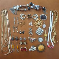Брошки , серёжки , цепочки . С рубля одним лотом.