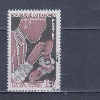 [1282] Дагомея 1966. Культура и быт.Женские украшения. Гашеная марка.