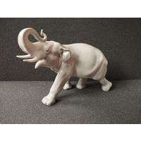 Статуэтка фарфоровая серый Слон, высота 14 см. ЛФЗ, СССР