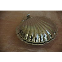 Масленка " Раковина "  со стеклянным вкладышам  ( 12 см х 13 см , высота 5 см )