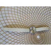 Часы наручные с ремешком. ТИКАЮТ. Состояние на скане. В коллекцию,ремонт,на запчасти.