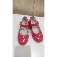 Красные туфли на 28 размер, нарядные, слегка переливаются. На одном бантике есть потертость. В общем отличные туфли.