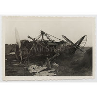 Сгоревший советский истребитель И-153 на аэродроме.