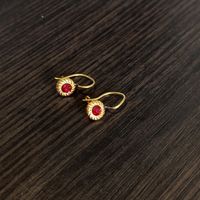 Металлические серьги со стразами.