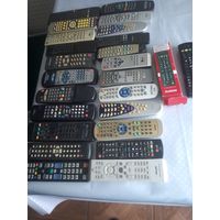 Пульты в ассортименте, 24 штуки.