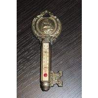 Термометр настенный в латунном корпусе, в форме декоративного ключа с изображением парусного судна.
