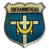 Значок-щит с гербом коммуны Обераммергау, расположенной в Баварии, Германия