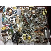 Огромный лот радиодеталей резисторы , трансформаторы , кнопки , переключатели и многое другое .