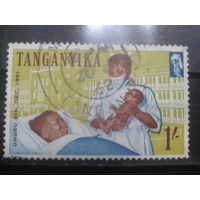 Танганьика, 1961. Медсестра с матерью и ребенком