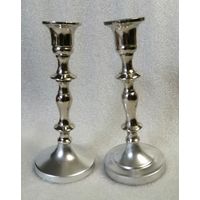 Пара высоких подсвечников. Не олово. Белый металл с покрытием.