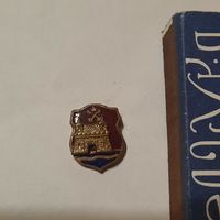 Значок Герб г.Рига. Латвия. (тяжёлый) Редкий, - башня радикально смещена влево.