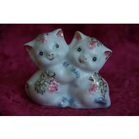 Статуэтка фарфоровая  " Котики "    целая  , высота 6 см , ширина 7 см