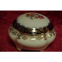 Шкатулка фарфоровая  ( диаметр 9 см , высота 6 см )    целая