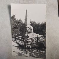 Фотография. История СССР в лицах. Пятигорск. У обелиска А.В. Пастухову.
