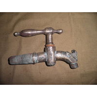 Большой(18 см.0,74 кг.) старинный бочковой бронзовый кран.С рубля.