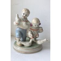 Фарфоровая статуэтка ДЕТИ И ГОЛУБИ, ЗХК Полонное,1950-е г.