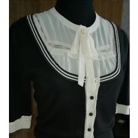 Комплект :трикотажная черная кофточка и шифоновая блузочка пудрового цвета.размер 44-46.